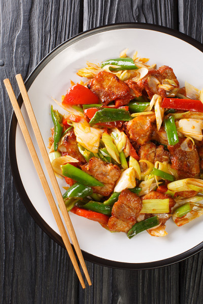 两口肉(double cooked pork)是一道中国菜，包括猪肉和炒菜。垂直的俯视图