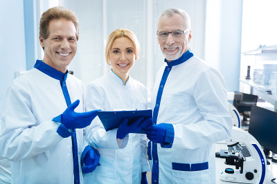 微笑的生物学家一起站在实验室里