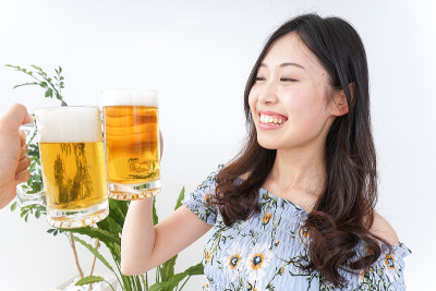 年轻女子喝啤酒