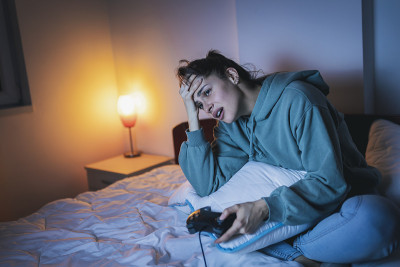 女人玩电子游戏输了后很失望