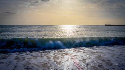 日落时汹涌的海浪