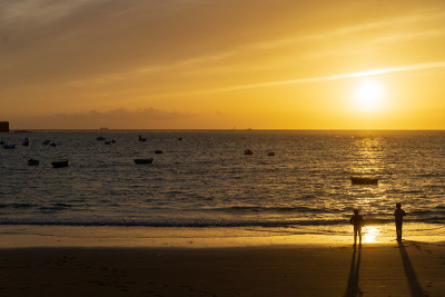 全景式的Playa de la Caleta，加的斯在春天的一天，西班牙