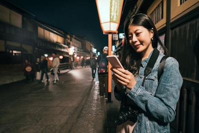 女人在黑夜里等朋友吃饭
