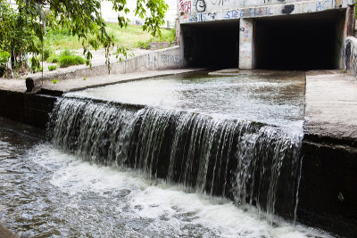 水流从地下隧道流出