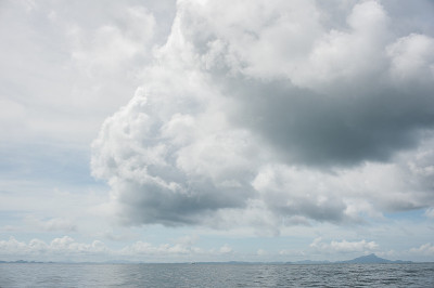 太阳比雨云高过海面。泰国。