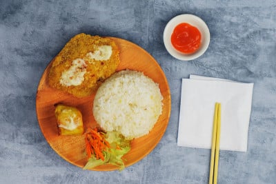 鸡Katsu顶视图库存照片