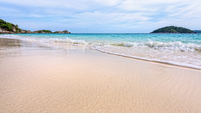 泰国Similan国家公园的海滩和海浪