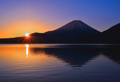 从元津湖和富士山日出