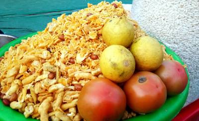街头小贩出售一种著名的酥脆小吃——Churmura和namkeen bhujia