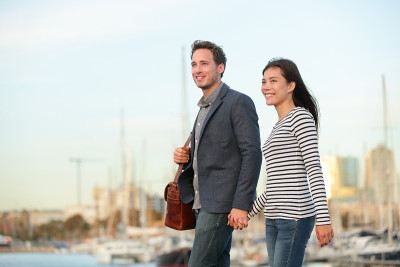 一对年轻夫妇在城市海港散步