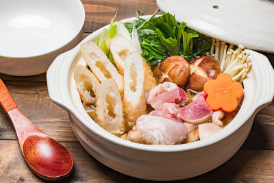 KIRITANPO-NABE，用糯米棒、鸡肉和蔬菜做的火锅