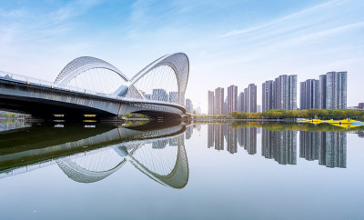中国山西太原的桥梁和城市天际线