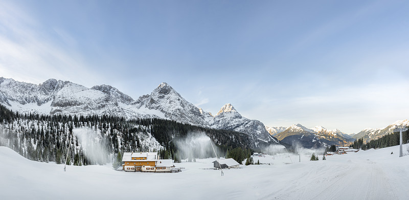 冬天的全景，雪山和积雪覆盖的道路