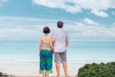一对中年夫妇在泰国苏梅岛的查翁海滩放松。