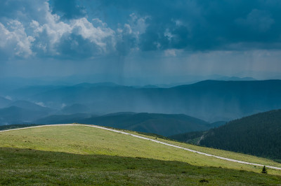 山上下大雨。
