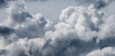 暴风雨前壮观的天空全景图。