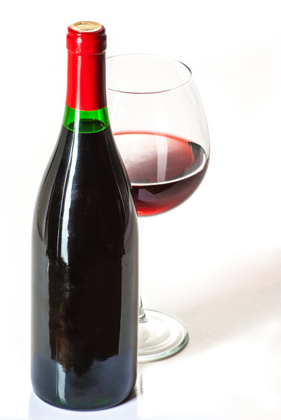 酒瓶和玻璃杯