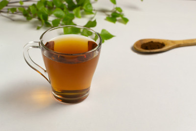 茶加粉茶在一个透明的杯子。水平方向。