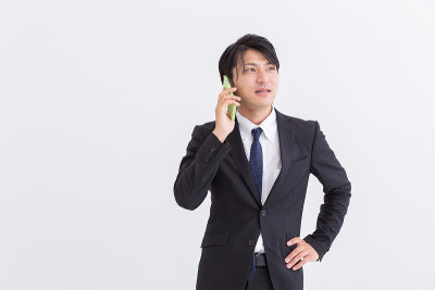 在电话中交谈的商人