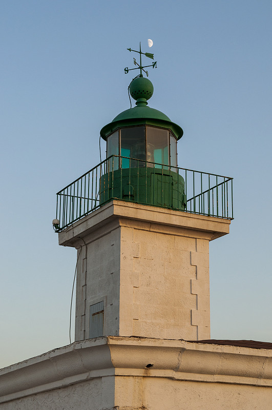 科西嘉岛:皮埃特拉灯塔，建于1857年，位于红岛的石岛顶端。