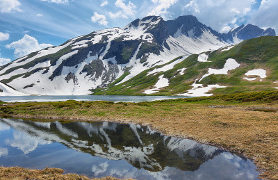 风景优美的阿尔卑斯山和小圣伯纳德山口的凡尼湖，意大利