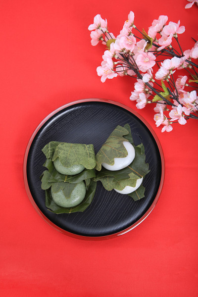 用橡树叶包着豆酱的年糕，我把它盛在盘子里