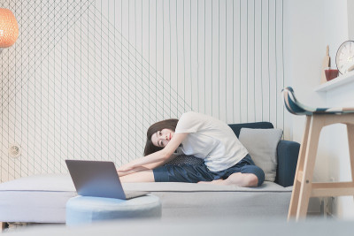 一名女子在网上上瑜伽课