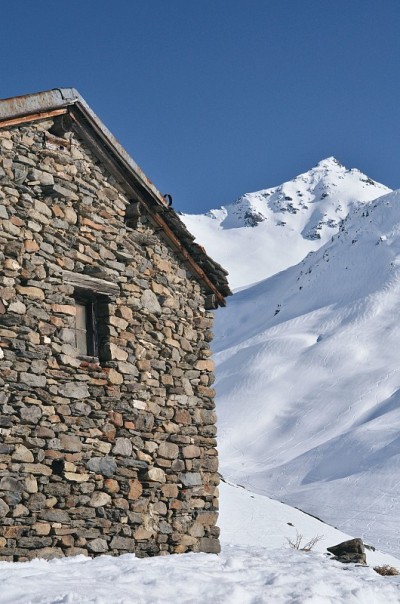 法国阿尔卑斯山欧洲萨伏伊冬季滑雪区瓦尔梅尼尔山的石头房子