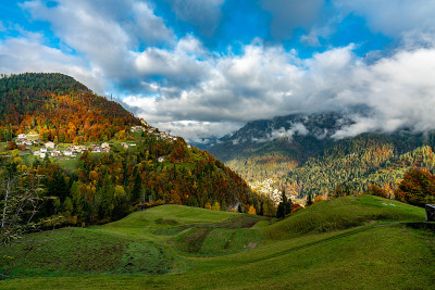 彩色的秋天图片横跨cordeere山谷与Pecol和Piaia村庄在背景