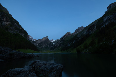 美丽的风景在瑞士高山湖泊在蓝色的时间。在太阳升起之前，美丽的晨光。世界上最美丽的地方之一的史诗般的风