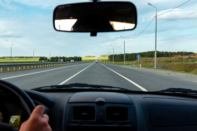 透过汽车的前窗看到的道路
