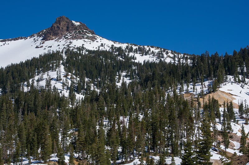 拉森火山国家公园在雪天的春天