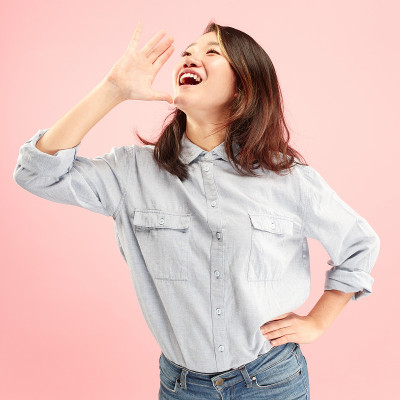 孤立的粉红女郎随便在演播室大喊大叫