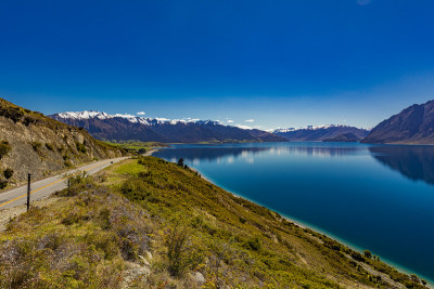 夏威夷湖和山的全景照片，南岛，新西兰