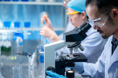 研究团队在化学实验室开发抗逆转录病毒药物