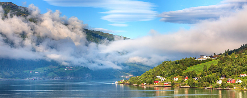 挪威峡湾夏季村庄景观