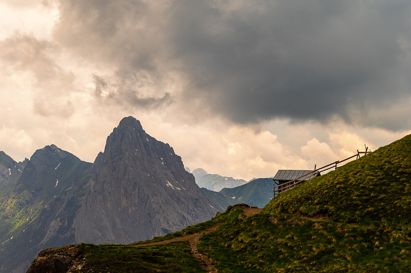 沿Viel dal Pan小径的山区景观，Dolomites, Val di Fassa，意大利