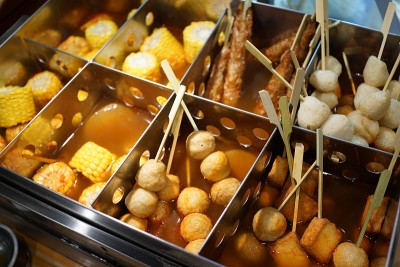 炖鱼，一种炖鱼饼、蔬菜和豆腐的食物
