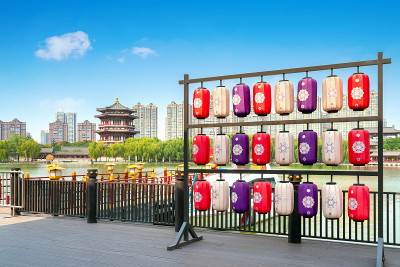 湖畔古建筑:宝塔，中国西安。