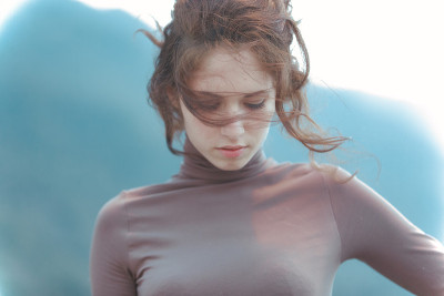 忧郁忧郁的年轻女子，目光低垂