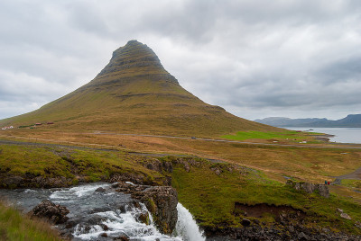 Kirkjufell 山下的 Kirkjufellsfoss