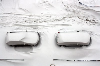 大雪让院子里所有的车都睡着了