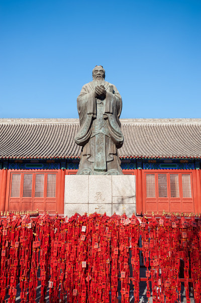 北京孔庙的中国哲学家孔子的雕像