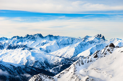冬季山上的滑雪胜地。
