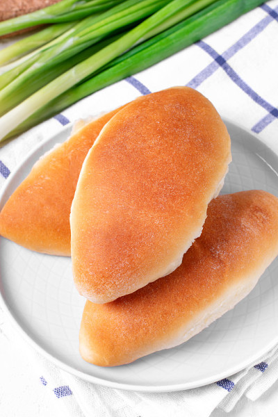 酵母面包与肉Pirozhki