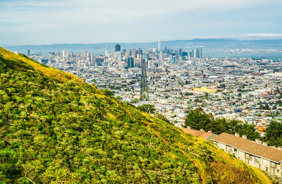 旧金山，加利福尼亚的风景郁郁葱葱的山腰和市中心的城市景观广阔的湾区