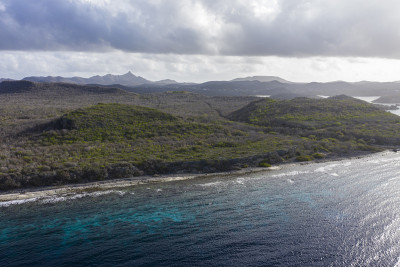 鸟瞰图地区圣玛莎湾与海岸线和绿松石水- Curaçao/加勒比/荷属安的列斯