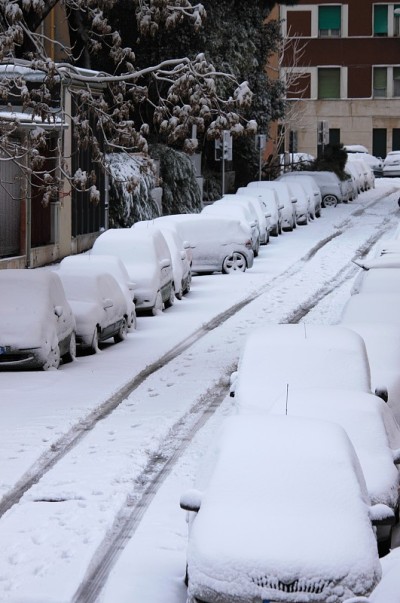 一个停放的汽车被困在雪下的冬日