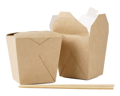 两个装外卖食品和筷子的纸箱。