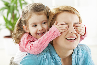 妈妈和孩子在玩偷看